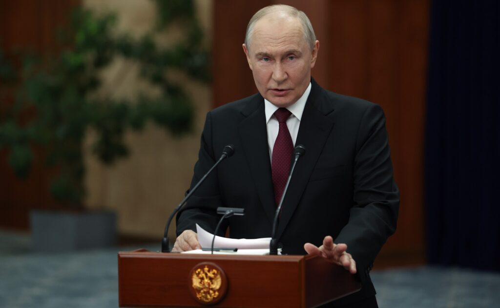 Завершая рабочий визит в Киргизию, Владимир Путин ответил на вопросы представителей российских СМИ.